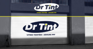 Dr Tint, vitres teintées, armure PPF, garage automobile, protection de véhicule, logo Dr Tint, store à enroulement, façade de garage, Dr Tint, tinted windows, PPF armor, automotive garage, vehicle protection, Dr Tint logo, roll-up shutter, garage facade,