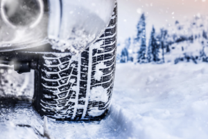 pneu sur neige, conduite hivernale, protection véhicule, pneu neigeux, Dr Tint, préparation hiver, pellicules protectrices, durabilité automobile. snowy tire, winter driving, vehicle protection, tire in snow, Dr Tint, winter preparation, protective films, vehicle durability
