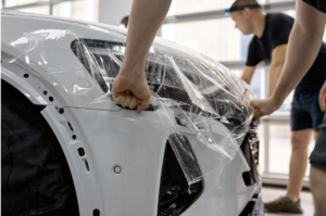 application pellicule protectrice, protection véhicule, Dr Tint, entretien automobile, protection contre les débris routiers, services professionnels, pellicule de protection peinture. protective film application, vehicle protection, Dr Tint, car detailing, road debris protection, professional services, paint protection film