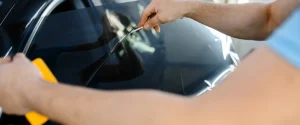 Tinted window application, car film installation, UV blocking, heat protection, vehicle aesthetics, Dr Tint expertise, privacy enhancement. Application de film teinté, installation sur vitre voiture, blocage des UV, protection chaleur, esthétique véhicule, expertise Dr Tint, amélioration de la confidentialité.